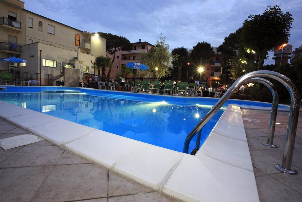 Hotel Vannini Ріміні Екстер'єр фото