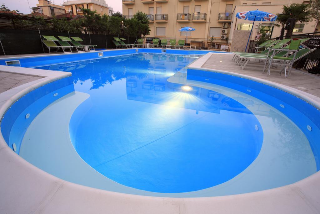 Hotel Vannini Ріміні Екстер'єр фото