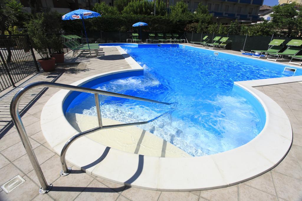 Hotel Vannini Ріміні Екстер'єр фото