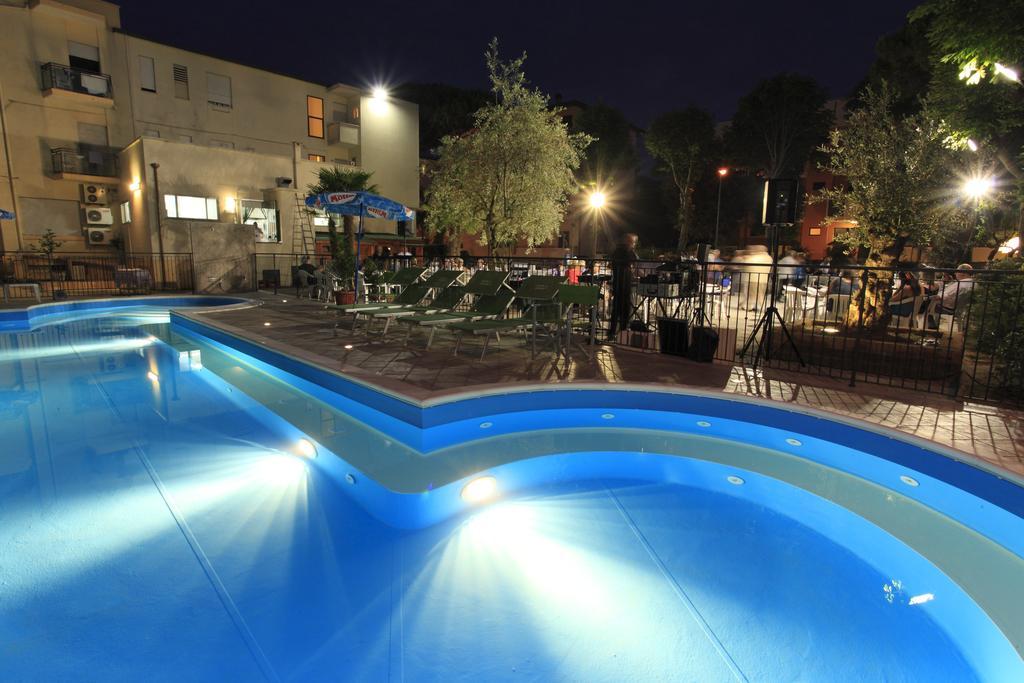 Hotel Vannini Ріміні Екстер'єр фото