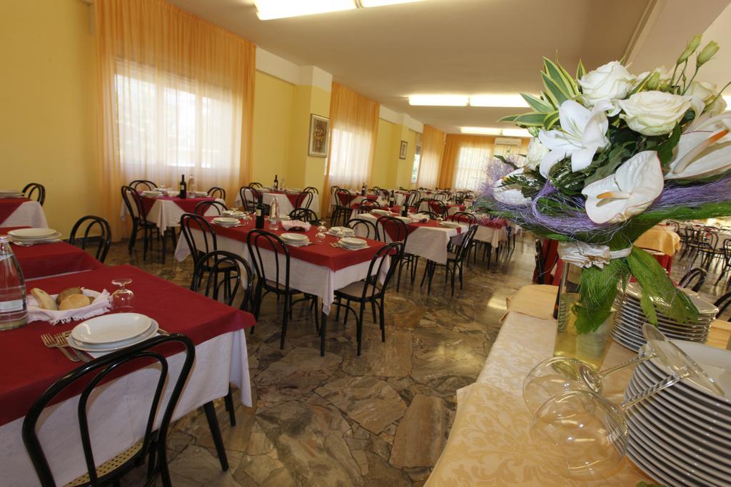 Hotel Vannini Ріміні Екстер'єр фото