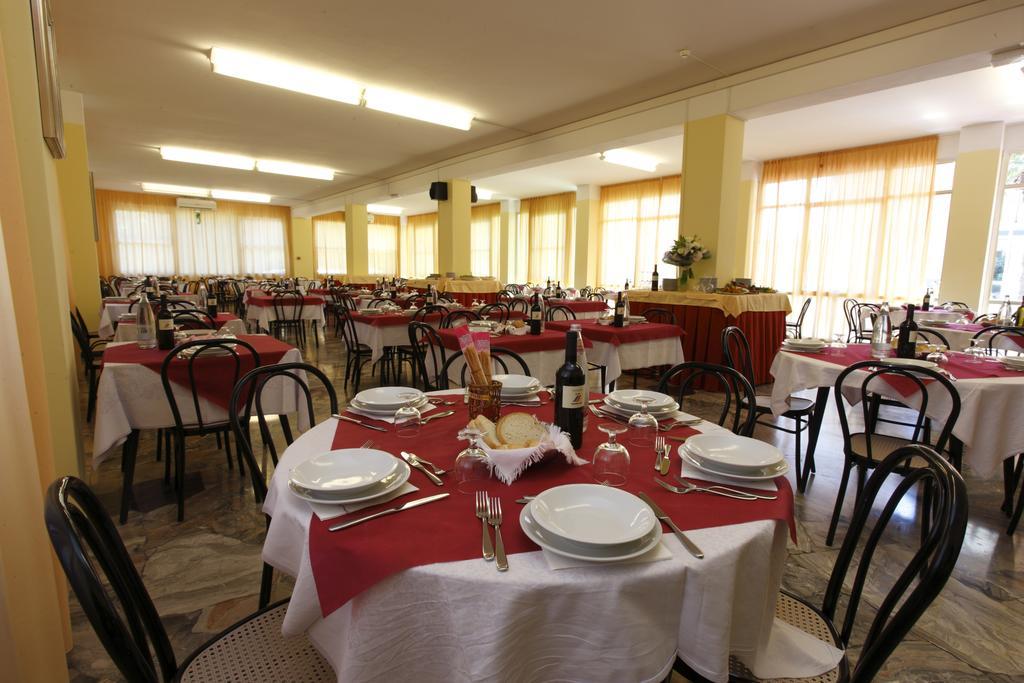 Hotel Vannini Ріміні Екстер'єр фото